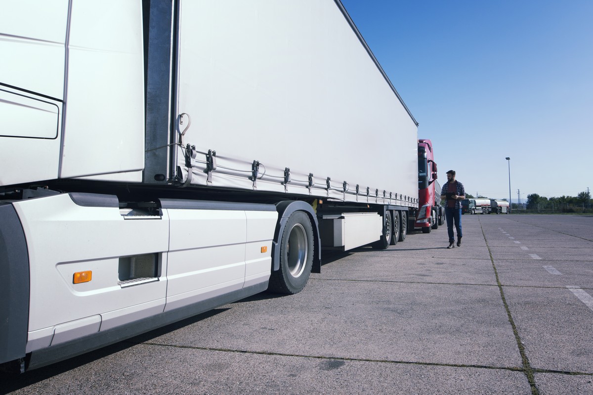 Ciągniki siodłowe w transporcie towarów: Klucz do efektywnej logistyki